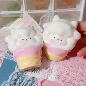 Vista macro dettagliata di due simpatici giocattoli squishy a forma di pecora e gelato morbido