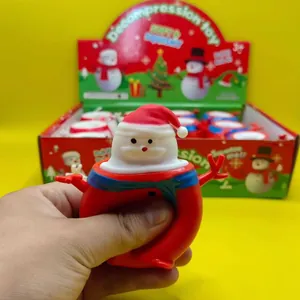 Kerstman knijpspeelgoed in hand, creatief kerstcadeau voor stressverlichting voor kids