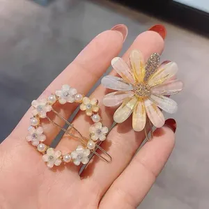 Gros plan de barrettes à fleurs avec détails en perles et pétales de marguerites