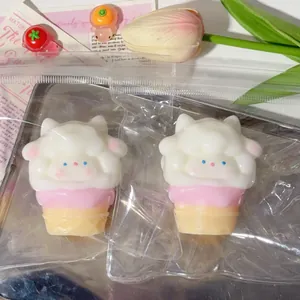 Primo piano di un simpatico squishy antistress a forma di pecora e gelato colorato