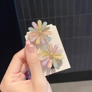Gros plan détaillé de pinces à cheveux fleurs en résine colorées de style coréen avec strass