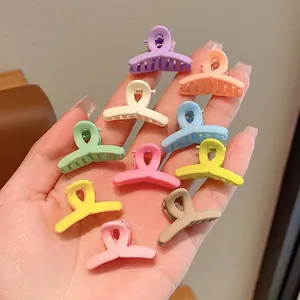 Detailansicht von Mini-Haarklammern in Bonbonfarben mit verschiedenen matten Pastelltönen.