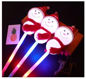 Primo piano di bastoncini luminosi LED a pupazzo di neve con cappelli rossi per feste.
