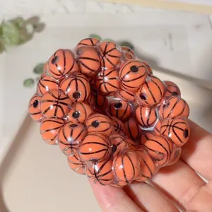 Vue détaillée d'un jouet anti-stress basket-ball orange avec un design multi-sphères