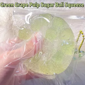 Detailaufnahme von durchscheinendem grünem Traubenfruchtfleisch-Squishy-Spielzeug zum Stressabbau
