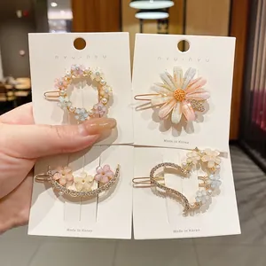 Élégant lot de quatre pinces à cheveux florales ornées de perles et de cristaux