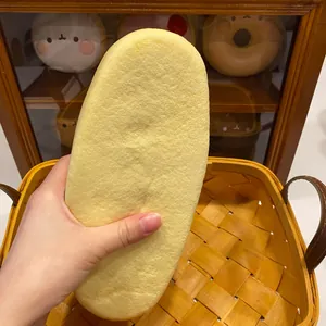 Ripresa macro dettagliata di un morbido giocattolo squishy a forma di cheesecake a rimbalzo lento