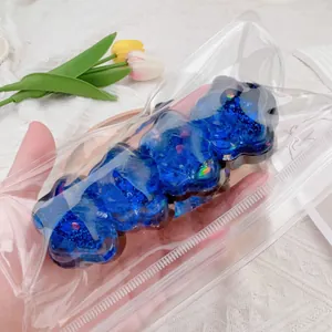 Detail eines blauen sternenförmigen Anti-Stress-Spielzeugs in einer Klarsichttüte.
