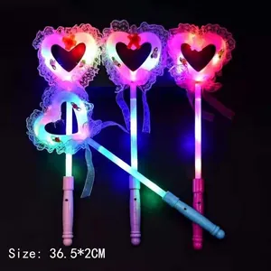 Dettaglio delle bacchette magiche a LED a forma di cuore con luci colorate e pizzo