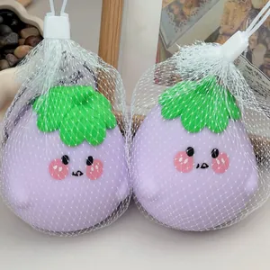 Nahaufnahme von süßen lila Auberginen-Squishy-Spielzeugen in weißen Netzbeuteln