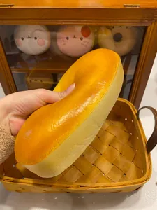 Primo piano della consistenza morbida di un giocattolo squishy cheesecake a rimbalzo lento