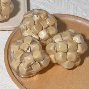Detailopname van een creatieve stressbal gevuld met kleine houten blokjes