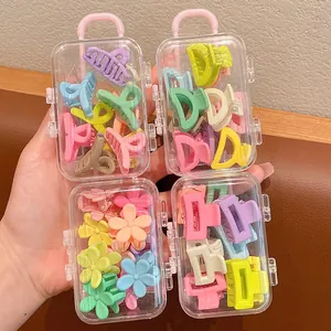 Set mit farbenfrohen Kinder-Haarspangen in niedlichen Mini-Koffern, bunte Bonbonfarben