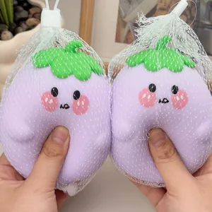 Nahaufnahme von niedlichen violetten Auberginen-Quetschspielzeugen in Netztaschen