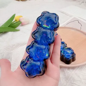 Handheld-Nahaufnahme eines blauen sternförmigen Squishy-Spielzeugs zum Stressabbau.