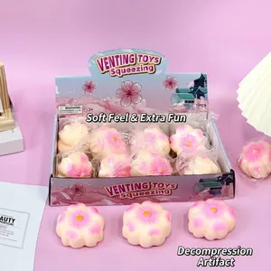 Detail eines kirschblütenförmigen, rosa-weißen Quetschspielzeugs in einer Displaybox