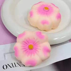Detailansicht von zwei rosa-weißen Kirschblüten-Slow-Rising-Stressabbau-Squishy-Spielzeugen