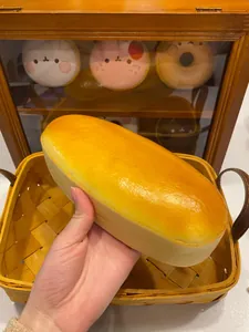 Giocattolo squishy cheesecake a rimbalzo lento tenuto in mano per i dettagli soft