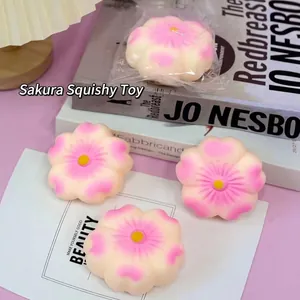 Detaillierte Makroansicht von rosa Kirschblüten-Squishy-Spielzeugen auf lila Schreibtisch