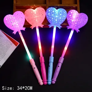 Bacchette magiche a LED a forma di cuore con motivi a stelle e fiocchi per feste e concerti.