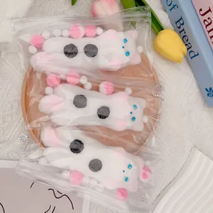 Detailansicht von drei süßen Katzen-Squishy-Stressabbauspielzeugen in Verpackung