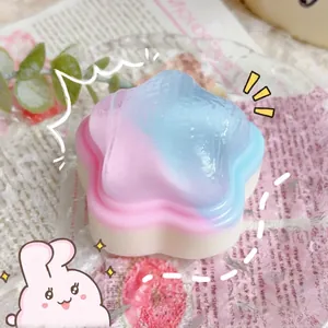 Gros plan montrant la texture translucide et le dégradé rose bleu du jouet étoile squishy