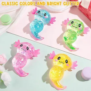 Detailansicht von vier bunten, glitzernden Axolotl-Quetschi-Spielzeugen mit hellen Pailletten.