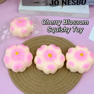 Nahaufnahme von rosa Kirschblüten-Squishy-Spielzeugen zum Stressabbau auf Matte