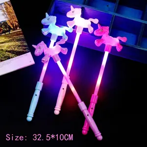 Dettaglio delle bacchette magiche LED luminose a forma di unicorno per concerti e feste
