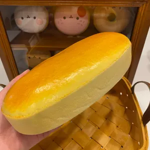 Primo piano di un morbido squishy a forma di cheesecake a rimbalzo lento e reale.