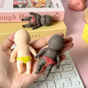 Nahaufnahme von zwei kleinen Quetschpuppen-Babys in der Hand zum Stressabbau