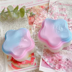 Vue détaillée de jouets squishy en forme d'étoile colorée avec une texture de gelée.