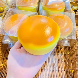 Primo piano di un giocattolo squishy a forma di cheesecake tenuto in mano