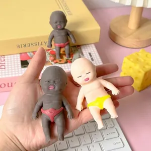 Nahaufnahme von süßen Anti-Stress-Baby-Squishy-Spielzeugen, die in der Hand gehalten