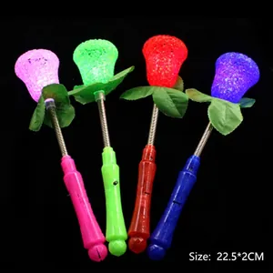 Dettaglio di quattro bastoncini luminosi a LED rosa in rosa verde rosso e blu festa