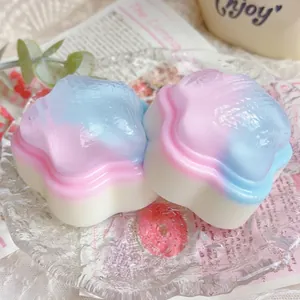 Jouet antistress mignon en forme d'étoile avec un dégradé de couleurs rose et bleu.