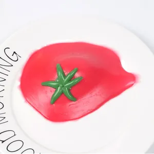 Primo piano dettagliato di un giocattolo antistress a forma di pomodoro schiacciato