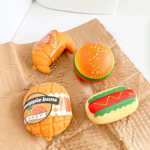 Set di quattro giocattoli squishy a forma di cibo su carta da imballaggio marrone
