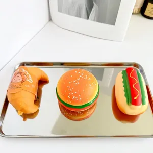 Dettaglio di giocattoli antistress a forma di cibo come croissant, hamburger e hot dog