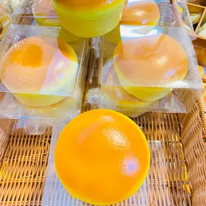 Primo piano di giocattoli squishy a forma di cheesecake a rimbalzo lento in un cesto