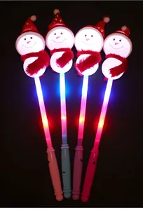 Primo piano di quattro bastoncini luminosi LED a pupazzo di neve con luci multicolore
