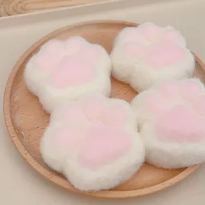 Lot de quatre adorables jouets à presser en peluche patte de chat sur plateau