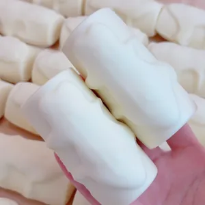 Gros plan sur un jouet squishy bâton de crème blanc doux pour soulager le stress et l'anxiété