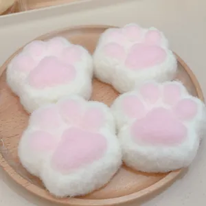 Joli lot de quatre peluches en forme de patte de chat pour soulager le stress sur un plateau