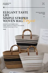 Primer plano de tres bolsos de mano tejidos a rayas con asas de bambú natural chic