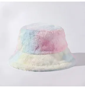 Λεπτομέρεια της μαλακής υφής tie-dye σε αυτό το παστέλ καπέλο bucket από λούτρινο.