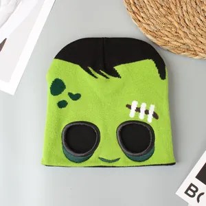 Detalle de un gorro de punto verde de Frankenstein con agujeros para los ojos para Halloween.