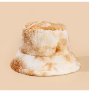 Λεπτομέρεια από ένα μαλακό tie-dye γούνινο καπέλο bucket σε ζεστό καφέ και λευκό χρώμα.