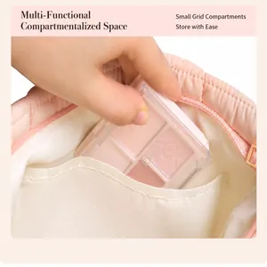 Detailopname van de roze make-uptas binnenkant met multifunctionele vakken