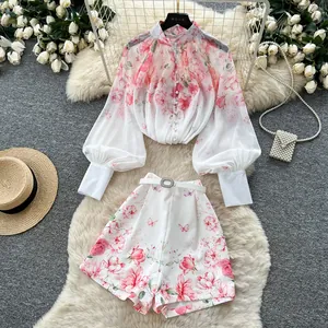 Detailansicht der Blumenbluse mit Laternenärmeln und passenden High-Waist-Shorts